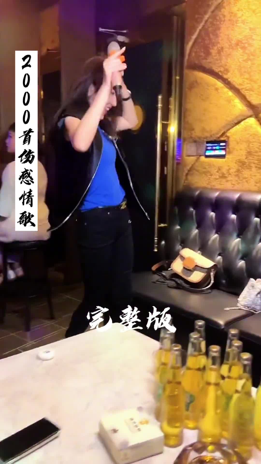 我听到传来的谁的声音,像那梦里呜咽中的小河,我看到远去的谁的步伐,遮住告别时哀伤的眼神