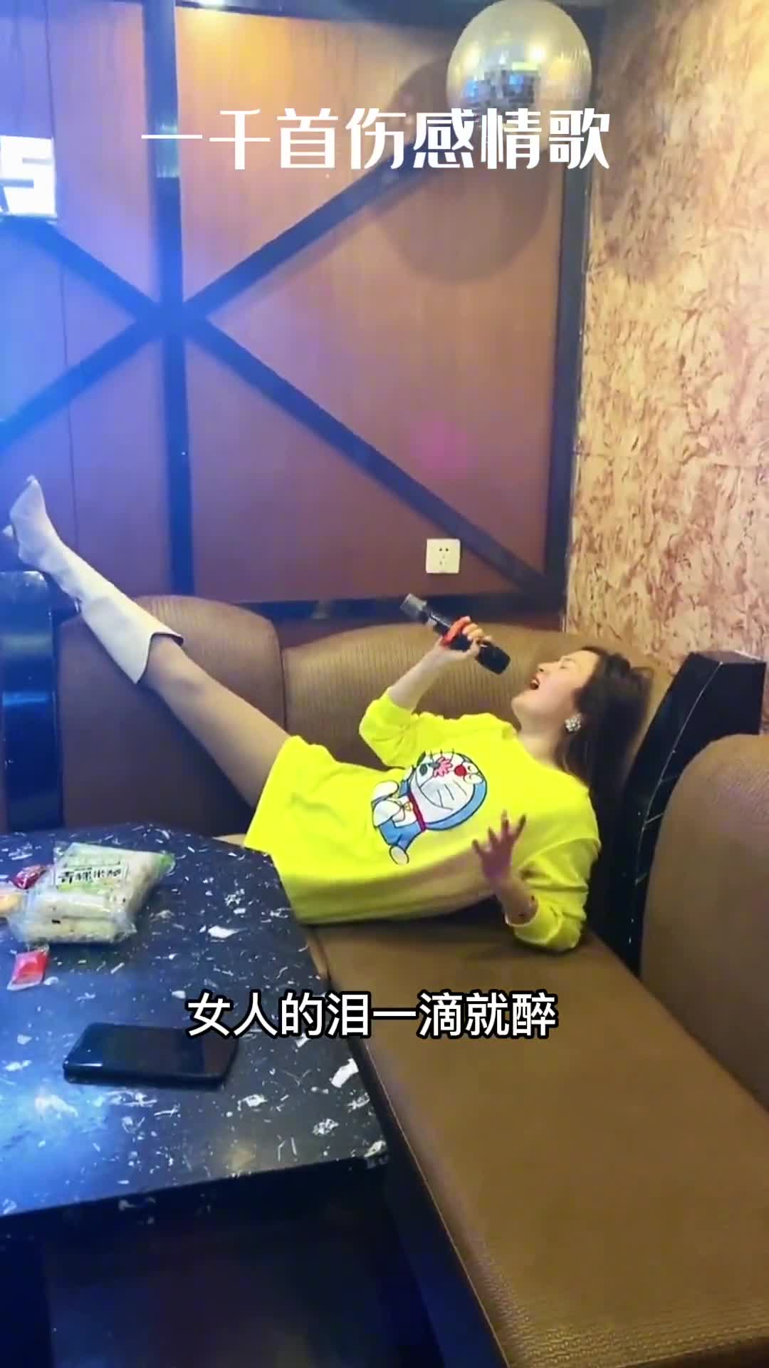 女人的泪一滴就醉 到底经历了什么，唱哭了服务员！伤感音乐